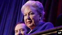 Federalna sutkinja Marijen Tramp Beri, starija sestra bivšeg predsednika Donalda Trampa sedi na balkonu za vreme Tramovog skupa na izbornu noć u Njujorku, 9. novembra 2016. (Foto: AP Photo/Julie Jacobson)