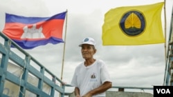 ក្បួន​ដង្ហែ​ឃោស​នារកសម្លេង​ឆ្នោត​​ ​របស់​គណបក្ស​ហ្វ៊ុន​​ស៊ិន​ប៉ិច​ សម្រាកក្រោយ​​អាហារ​ថ្ងៃ​ត្រង់​ នៅ​លើ​មហា​វិថី​​​តេជោ​ហ៊ុន​សែន ឬផ្លូវ​៦០​ ម៉ែត្រ​ មុន​​នឹង​បន្ត​​ដង្ហែ​ក្បួន​​រថយន្ត​​នាពេល​រសៀល។​ គណបក្ស​ហ្វ៊ុន​ស៊ិនប៉ិច​ដឹកនាំ​ដោយសម្តេច​ក្រុម​ព្រះ នរោត្តម