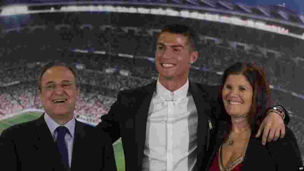 Cristiano Ronaldo, pose avec sa mère Maria Dolores dos Santos Aveiro, et le président du club Florentino Perez après la signature d'un nouveau contrat au stade Santiago Bernabeu à Madrid, lre 7 novembre 2016.