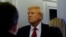 Президент Дональд Трамп общается с журналистами на борту Air Force One перед прибытием на Объединенную базу Эндрюс, штат Мэриленд, США, 27 января 2025 г. REUTERS/Elizabeth Frantz