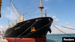 在紅海遭到胡塞武裝攻擊的希臘貨輪抵達亞丁港。 (2024年2月21日）