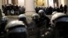 Arhiva - Policija u opremi za razbijanje demonstracija stoji u formaciji ispred zgrade Doma Narodne skupštine Srbije tokom antivladinihprotesta u Beogradu, 10. jula 2020. (Foto: Rojters, Marko Đurica)