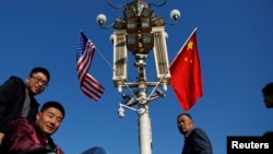 2017年11月8日，美國前總統特朗普訪問北京之前，北京天安門廣場燈柱上懸掛起美中國旗。