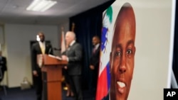 Imagen en una pantalla del presidente haitiano Jovenel Moïse. Un juez federal de Miami condenó el 27 de octubre de 2023 a Germán Alejandro Rivera García, exoficial del ejército colombiano, a cadena perpetua por su papel en el asesinato de Jovenel Moïse el 7 de julio de 2021.