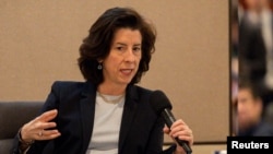 美國商務部長雷蒙多(Gina Raimondo)在訪問菲律賓期間在馬尼拉的美菲商業協會演講。（2024年3月12日）