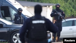 حضور پلیس بعد از تیراندازی در شهر ملادنوواتس در پنجاه کیلومتری جنوب بلگراد پایتخت صربستان