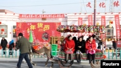 新疆維吾爾自治區巴音郭楞蒙古自治州的婦女2019年1月31日趕集。