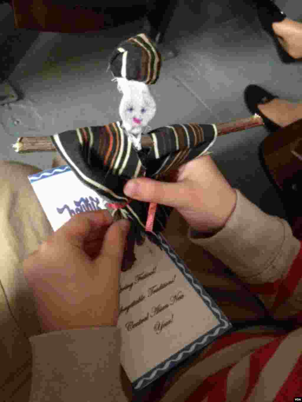 Har bir mehmonga mana shunday qo'g'irchoq va o'zbek milliy taomlari haqida ma'lumotnoma berildi.&nbsp;