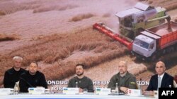 Na fotografiji koju je snimila i objavila pres-služba ukrajinskog predsjednika 25. novembra 2023. vide se predsjednik Ukrajine Volodimir Zelenski, premijer Ukrajine Denys Shmyhal i predsjednik Švicarske Alain Berset