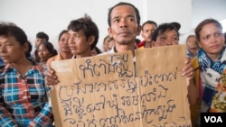 People from Kampong Speu province gather at the Ministry of Land Management, Urban Planning and Construction to file against Phnom Penh Sugar Company on Friday, August 12, 2016 in Phnom Penh. (Leng Len/VOA Khmer).