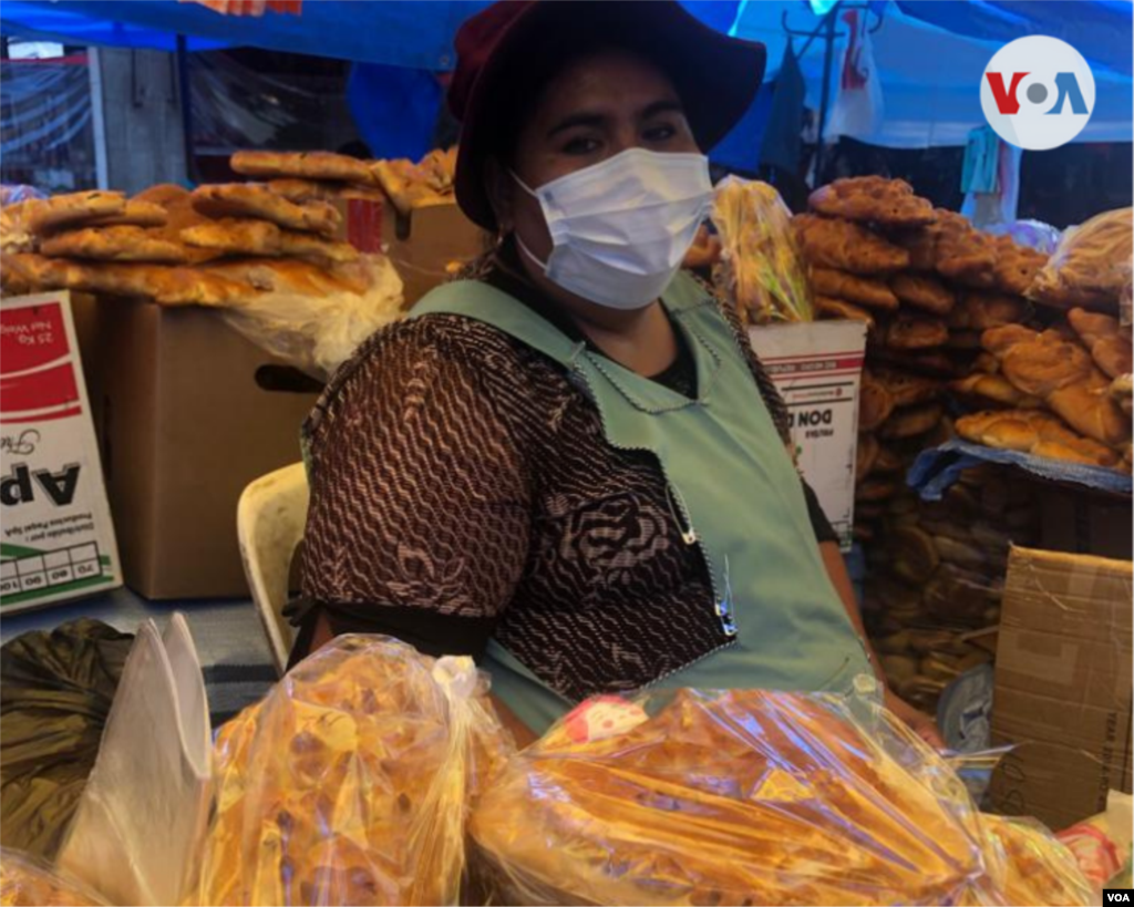 Una vendedora boliviana de t'anta wawas.