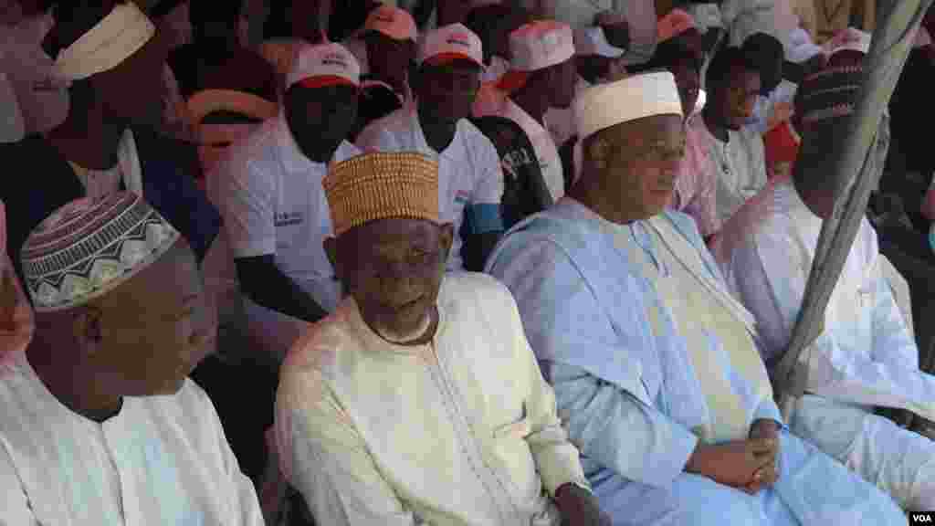 Alhaji Abubakar Dankaka (Sarkin ungwan Rimi Kaduna) zaune a rumfa a lokacin kaddamarwa tare da sauran jama'a