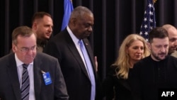 Міністр оборони Німеччини Борис Пісторіус, міністр оборони США Ллойд Остін і президент України Володимир Зеленський перед відкриттям зустрічі Kонтактної групи з питань оборони України на авіабазі Рамштайн, Німеччина, 9 січня 2025 року. Фото: Daniel ROLAND/AFP