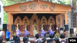 Apsara dance being performed on stage during Khmer New Year celebration in Washington DC, on Sunday, April 20, 2017. (Phy Sopheada/VOA Khmer)