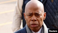 Eric Adams, hakkındaki rüşvet, dolandırıcılık ve yabancı uyruklu bir kişiden kampanya katkısı talep etme suçlamalarını kabul etmiyor.