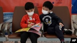 Pasajeros usan máscaras para prevenir un brote de un nuevo coroavirus en una estación de trenes en Hong Kong el 22 de enero, de 2020.