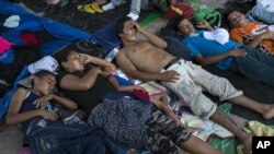 Wahamiaji kutoka Honduras wakiwa wanapumzika katika mji wa Pijijiapan, Mexico kabla ya kuendelea na msafara wao wa kuingia Marekani, Octoba 25, 2018. 