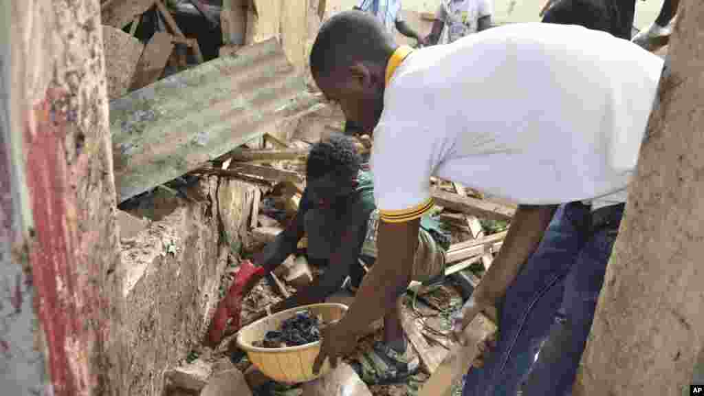 'Yan agaji sun hallara a kan tituna kusa da inda wani bam ya tashi ran asabar 30 Mayu, 2015 a garin Maiduguri. Wani bam ya fashe ran asabar da rana a kusa da kasuwar Kwastam ta Maiduguri, kasa da kwana guda a bayan da 'yan Boko Haram suka cilla rokoki kan garin na Maiduguri suka kashe mutane akalla 13.