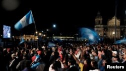 Los partidarios del presidente electo Bernardo Arévalo se reúnen en la Plaza de la Constitución durante el día de su inauguración, en la Ciudad de Guatemala, Guatemala, el 14 de enero de 2024. REUTERS/Josue Decavele