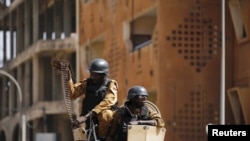 ARCHIVES - Des forces de l'ordre burkinabè après les attentats du 15 janvier contre le Splendid Hotel de Ouagadougou, Burkina Faso, 18 janvier, 2016.