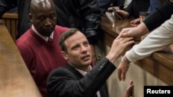 La star olympique Oscar Pistorius part de la cour de justice après avoir entendu sa sentence à Pretoria, Afrique du sud, le 6 juillet 2016.