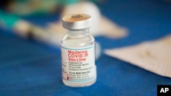 Un frasco de la nueva dosis de Moderna contra el COVID-19 y las variantes de ómicron. Foto AP.