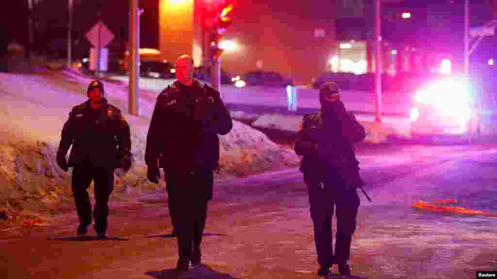 Policiers en patrouille près de la mosquée à Québec, après la fusillade, le 29 janvier 2017.&nbsp;