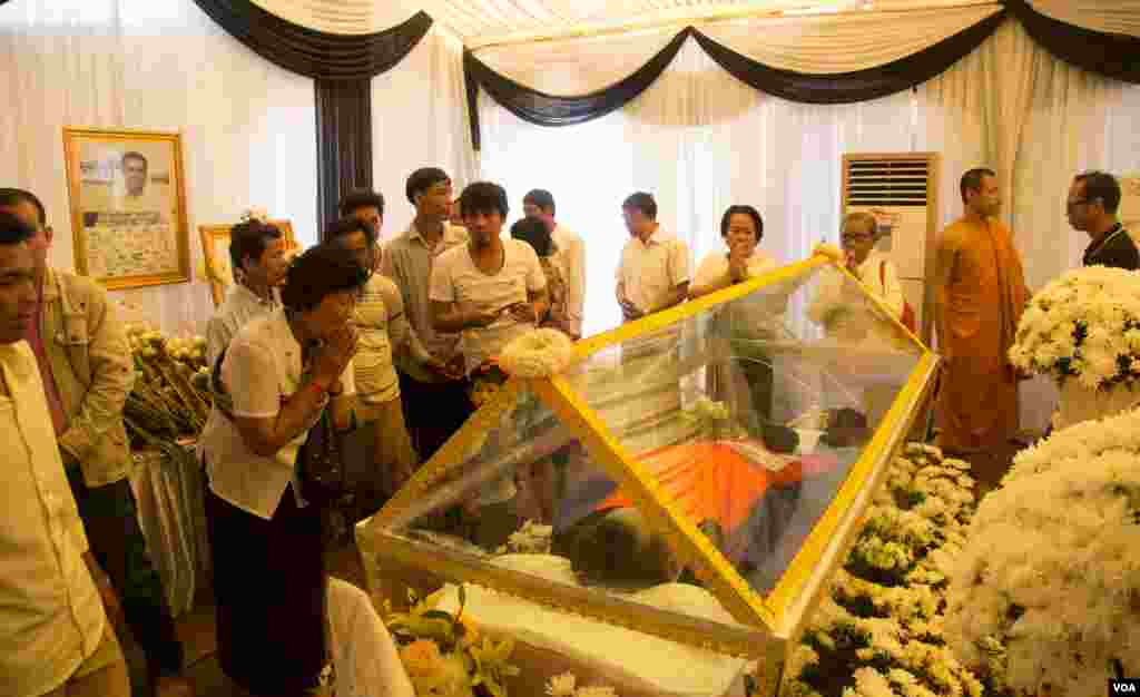 ប្រជាពលរដ្ឋខ្មែរចូលរួមក្នុងពិធីបុណ្យសពអ្នកវិភាគនយោបាយឯករាជ្យលោក កែម ឡី នៅវត្តចាស់ សង្កាត់ជ្រោយចង្វាក្រុងភ្នំពេញ នាថ្ងៃទី១៩ ខែកក្កដា ឆ្នាំ២០១៦។ (ឡេង ឡែន/VOA)