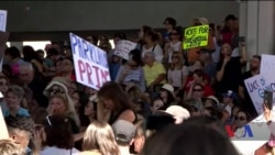 У Флориді, після стрілянини у школі, проходять масові демонстрації. Відеo