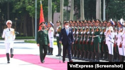 Bộ trưởng Quốc phòng Nhật Bản Kishi Nobuo và Bộ trưởng Quốc phòng Việt Nam Phan Văn Giang duyệt đội danh dự tại Hà Nội hôm 11/9.