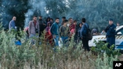 Незаконні мігранти на сербсько-угорському кордоні 