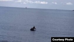 中國籍王男乘坐橡皮艇私闖林口海域，海巡署回應因橡皮艇太小及材質緣故才未被雷達偵測。（圖／翻攝記者爆料網）