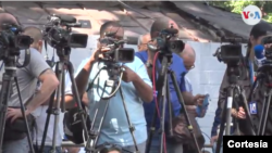 Cámaras de medios de comunicación se ven en Caracas. Captura de video.