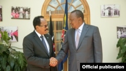 Rais wa Kenya Uhuru Kenyatta na Rais wa Somalia Mohamed Abdullahi Farmajo