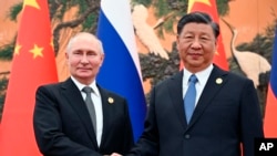 Kineski predsjednik Xi Jinping, desno, i ruski predsjednik Vladimir Putin poziraju za fotografiju prije svojih razgovora na marginama Foruma Pojas i put u Pekingu, Kina, u srijedu, 18. oktobar 2023.