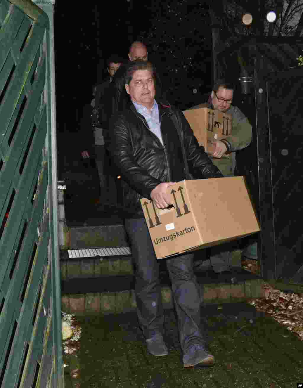 Investigators carry boxes from the apartment of Germanwings co-pilot Andreas Lubitz, in Dusseldorf, Germany, March 26, 2015.