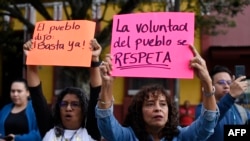 La gente participa en una manifestación frente a la sede del Tribunal Electoral en la ciudad de Guatemala el 12 de julio de 2023.
