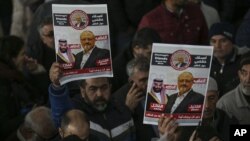 Miembros de la Asociación de Medios de Comunicación Árabe-Turcos y amigos sostienen carteles mientras asisten a las oraciones fúnebres del periodista Jamal Khashoggi, quien fue asesinado en octubre de 2018 en el consulado saudí en Turquía.