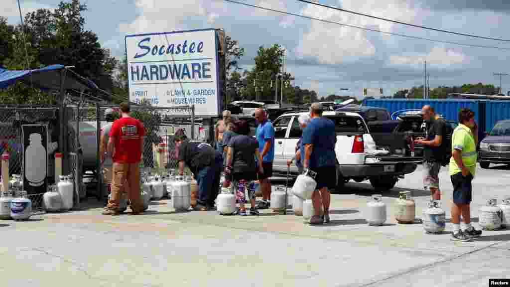 Jama'a sun yi layi domin sayen iskar Gas a wani shago dake gefen hanya domin shirye shiryen mahaukaciyar guguwa da ake sa ran zata ratsa wani yanki a jihar South Carolina ta kasar Amurka. &nbsp;