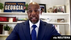 El candidato demócrata para el Senado, el reverendo Raphael Warnock, habla por YouTube después de la elección en Georgia del martes 5 de enero de 2020.