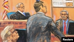 David Pecker, antiguo editor del National Enquirer, presta declaración durante el proceso penal contra el expresidente Donald Trump en un juzgado de Nueva York, EEUU, el 23 de abril de 2024.