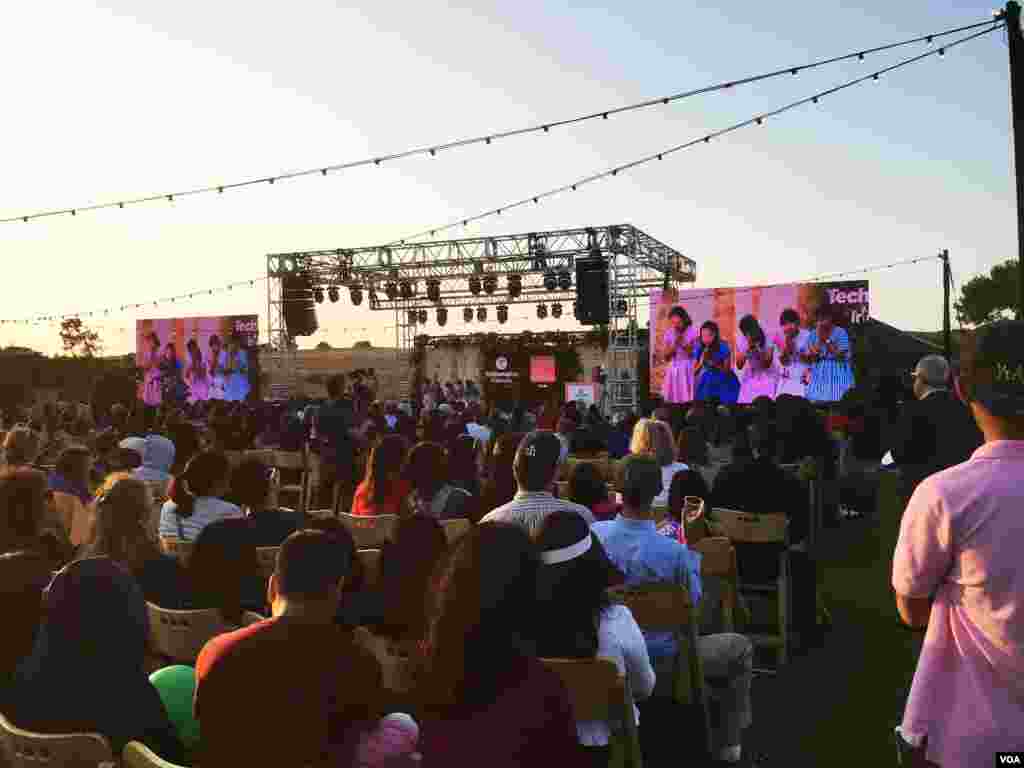 កុមារី​កម្ពុជា​​ទាំង​​​៥​ដែល​មក​ពី​សាលា​អន្តរជាតិ Liger Learning Center ​​ថ្លែង​បង្ហាញ​​​បង្ហាញ​ជា​ចុង​ក្រោយ​រយៈ​ពេល​១​នាទី​​អំពី​​កម្មវិធី​ទូរស័ព្ទ​ឈ្មោះ Cambodia Identity Product ​នៅ​ក្នុង​​​​​ការ​ប្រកួត​ផ្តាច់​ព្រ័ត្រ​ Technovation Challenge World Pitch Summit នៅ​ទី​ស្នាក់ការ​កណ្តាល​ក្រុមហ៊ុន Google នៅ​ក្រុង Mountain View រដ្ឋ​កាលីហ្វរញ៉ា សហរដ្ឋ​អាមេរិក កណ្តាល​តំបន់​បច្ចេកវិទ្យា Silicon Valley កាល​ពី​ថ្ងៃ​ព្រហស្បតិ៍​ ​ទី​១០ ខែ​សីហា ឆ្នាំ​២០១៧។ (សឹង សុផាត/VOA)