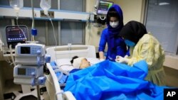 Un afgano recibe tratamiento en un hospital tras un ataque suicida en Kabul, Afganistán, sábado 24 de octubre de 2020. (AP Foto/Mariam Zuhaib)