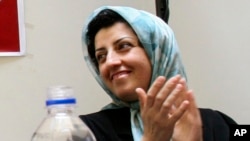 ARCHIVO - La destacada activista iraní de derechos humanos Narges Mohammadi es vista en una reunión sobre los derechos de las mujeres en Teherán, Irán, el 3 de julio de 2008.