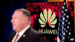 ស្លាកក្រុមហ៊ុននៅពីក្រោយរដ្ឋមន្រ្តីការបរទេសអាមេរិកលោក Mike Pompeo អំឡុងពេលសន្និសីទសារព័ត៌មាន នៅក្រសួងការបរទេស ក្នុងរដ្ឋធានីវ៉ាស៊ីនតោន កាលពីថ្ងៃទី១៥ ខែកក្កដា ឆ្នាំ២០២០។