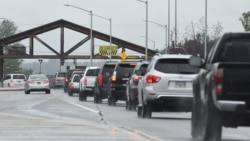 资料照片：停在美国阿拉斯加州一个军事基地前的汽车。