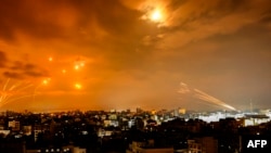 Rakete koje su palestinski militanti ispalili iz grada Gaze presreće izraelski odbrambeni raketni sistem Iron Dome u ranim satima 8. oktobra 2023. godine.