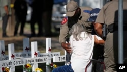 Krstovi sa imenima žrtava postavljeni su ispred osnovne škole Rob Elementari u Juvaldeu, 26. maja 2022. 