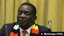 ប្រធានាធិបតី Emmerson Mnangagwa ប្រុងប្រយ័ត្ន​អំពី​ការ​រក​ឃើញ​ប្រាក់បញ្ញើរ​សាំង​និង​ហ្គាស​នៃ​ប្រទេស​ស៊ីមបាវ៉េកាលពី​ថ្ងៃទី០២ វិច្ឆិកា ឆ្នាំ ២០១៨។