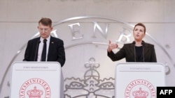 Прем'єр-міністрка Данії Метте Фредеріксен та віцепрем'єр-міністр країни Троельс Лунд Поульсен на пресконференції в Копенгагені, 22 лютого 2024 р. Данія сьогодні заявила про підписання 10-річної безпекової угоди з Україною. (Фото: Liselotte Sabroe/ Ritzau Scanpix/ AFP)